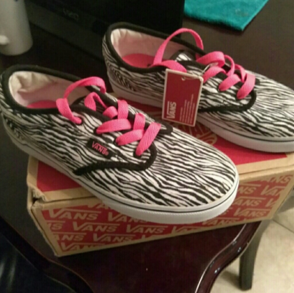 Van's - Picture 3 of 3